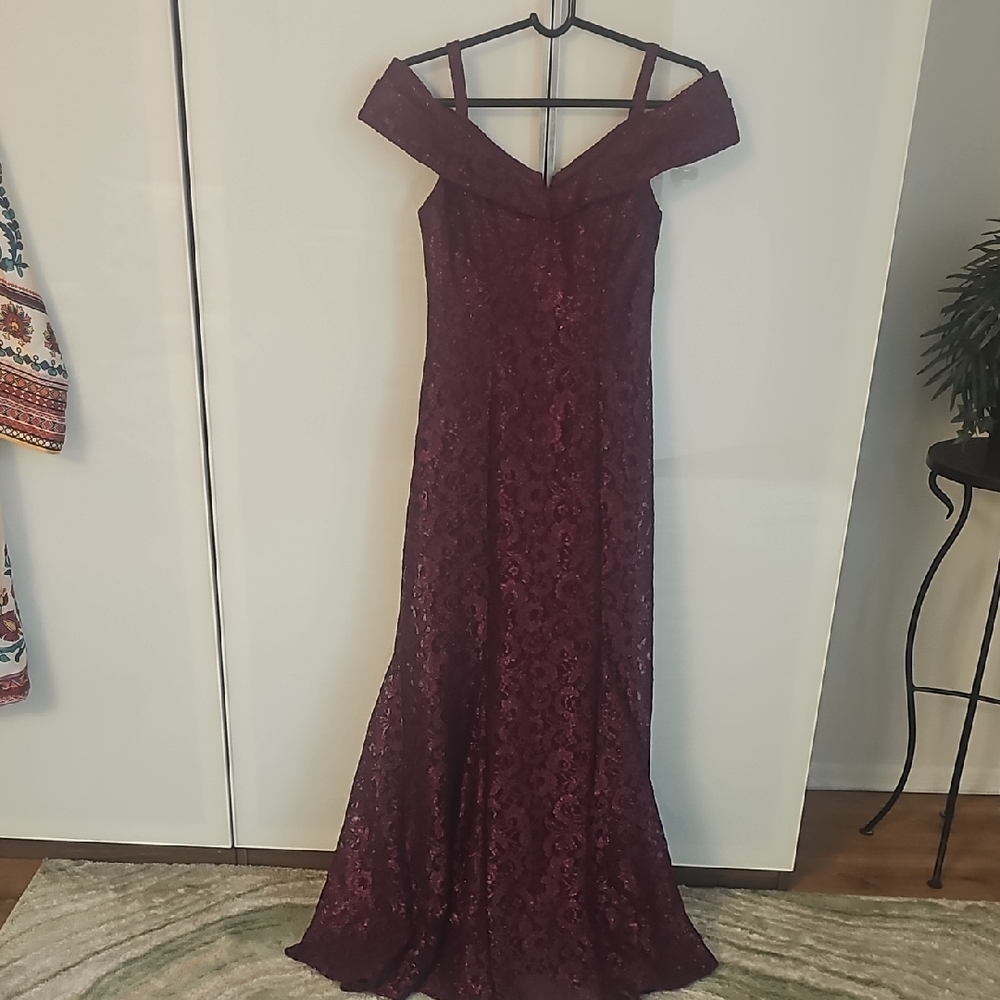Elegant Off-Shoulder Burgundy Lace Dress